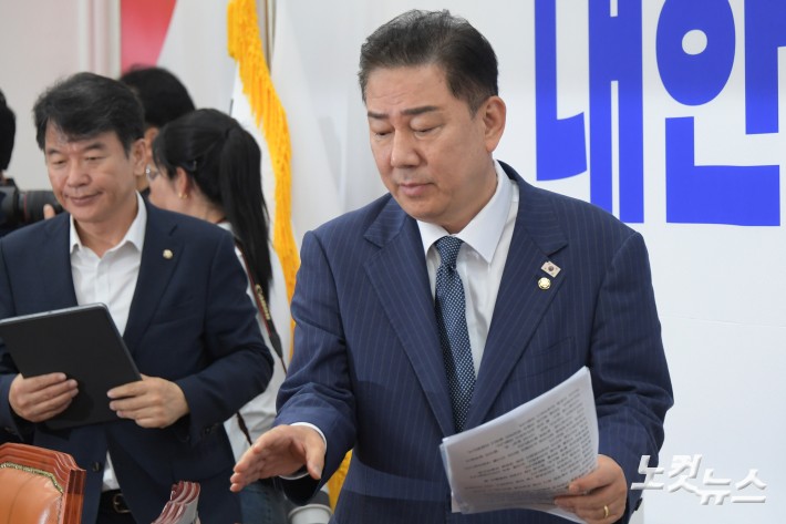 원내대책회의 참석하는 김병기