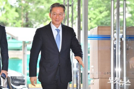 정성호 법무부 장관 후보자가 1일 오전 서울 종로구 적선동에 마련된 인사청문회 준비 사무실로 출근하고 있다.