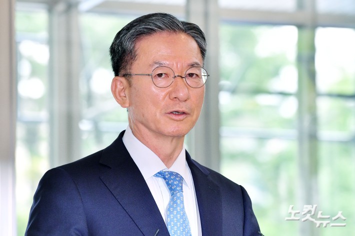 정성호 법무부 장관 후보자가 1일 오전 서울 종로구 적선동에 마련된 인사청문회 준비사무실로 출근하며 취재진의 질문에 답변하고 있다.