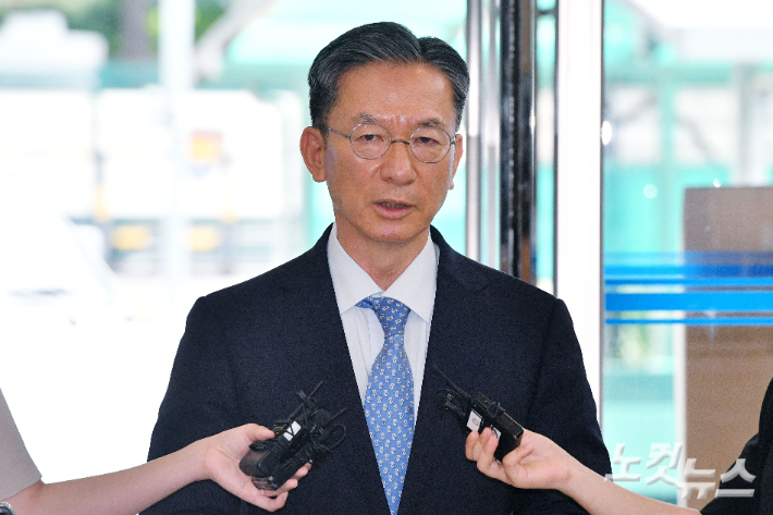 정성호 법무부 장관 후보자가 1일 오전 서울 종로구 적선동에 마련된 인사청문회 준비사무실로 출근하며 취재진의 질문에 답변하고 있다. 류영주 기자