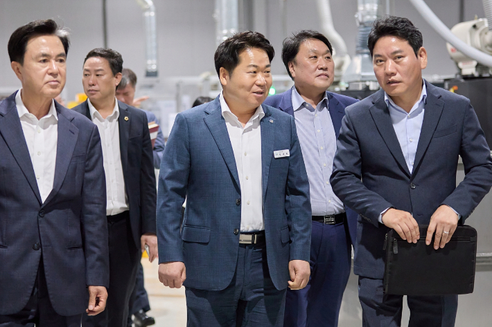 오세현 아산시장(가운데)과 김태흥 충남지사(왼쪽) 등이 도내 중견기업 애로사항을 청취하기 위해 로타렉스코리아를 방문했다. 아산시 제공
