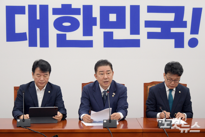 더불어민주당 김병기 당대표 직무대행 겸 원내대표가 1일 서울 여의도 국회에서 열린 원내대책회의에서 발언을 하고 있다. 윤창원 기자