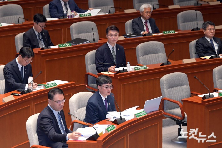 1일 서울 여의도 국회에서 열린 예산결산특별위원회 전체회의에서 임기근 기획재정부 2차관이 의원 질의에 답변을 하고 있다.