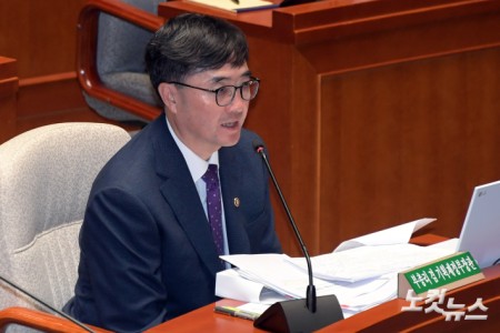 1일 서울 여의도 국회에서 열린 예산결산특별위원회 전체회의에서 임기근 기획재정부 2차관이 의원 질의에 답변을 하고 있다.