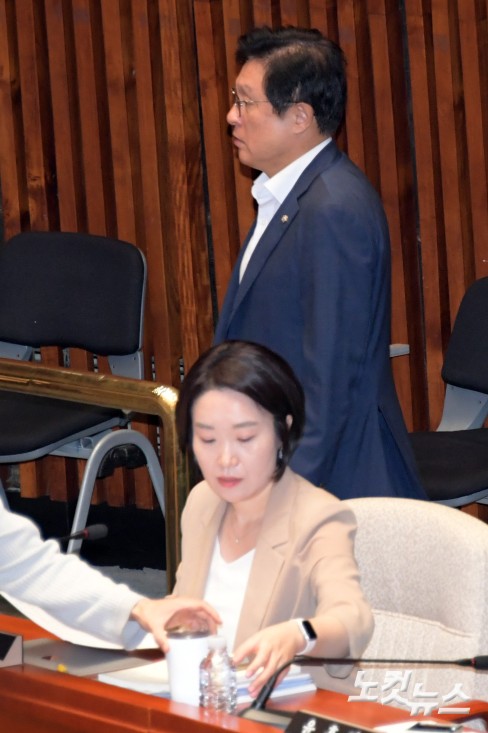 1일 서울 여의도 국회에서 열린 예산결산특별위원회 전체회의에 더불어민주당 이소영 간사와 국민의힘 박형수 간사(뒤)가 참석하고 있다.