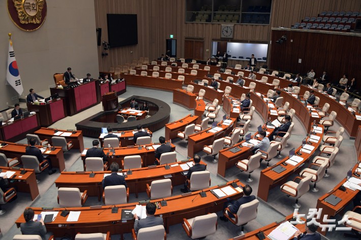 1일 서울 여의도 국회에서 열린 예산결산특별위원회 전체회의에서 한병도 위원장이 의사봉을 두드리고 있다.