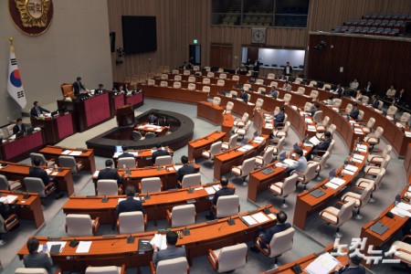 1일 서울 여의도 국회에서 열린 예산결산특별위원회 전체회의에서 한병도 위원장이 의사봉을 두드리고 있다.