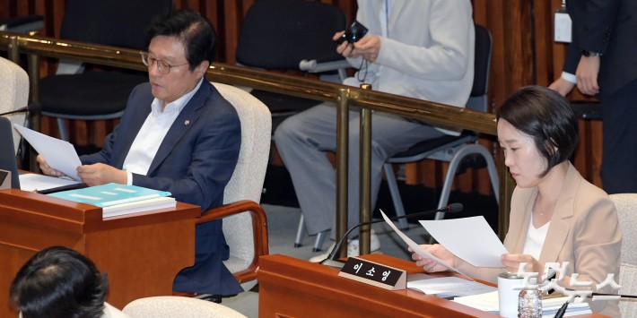 1일 서울 여의도 국회에서 열린 예산결산특별위원회 전체회의에서 더불어민주당 이소영 간사(오른쪽)와 국민의힘 박형수 간사가 자료를 확인하고 있다.