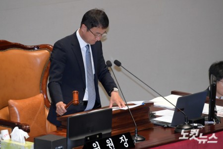 1일 서울 여의도 국회에서 열린 예산결산특별위원회 전체회의에서 한병도 위원장이 의사봉을 두드리고 있다.