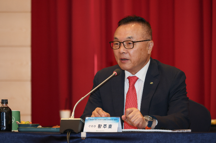 황주호 한수원 사장이 참가자들에게 당부사항을 전달하고 있다. 한수원 제공