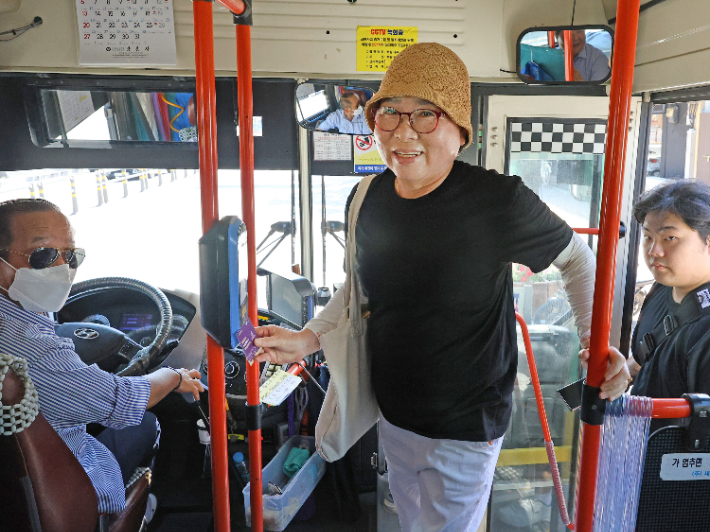 시내버스 무임승차 제도 시행 첫날인 1일. 경주 시내버스에서 탑승한 어르신이 무임카드를 단말기에 태그하며 활짝 웃고 있다. 이 카드는 만 70세 이상 경주시민에게 발급되는 시내버스 무료 이용 전용 카드다. 경주시 제공