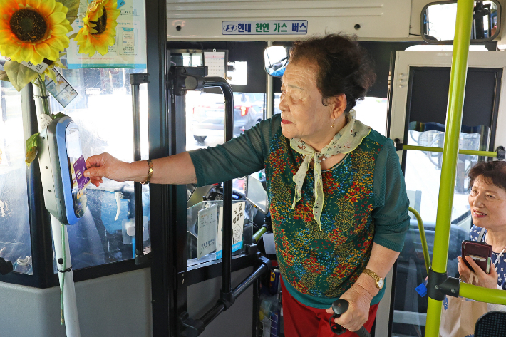 시내버스 무임승차 제도 시행 첫날인 1일. 경주 시내버스에서 탑승한 어르신이 무임카드를 단말기에 태그하고 있다. 이 카드는 만 70세 이상 경주시민에게 발급되는 시내버스 무료 이용 전용 카드다. 경주시 제공