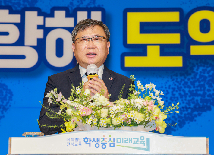 유정기 전북교육감 권한대행이 1일 직원조회에서 발언하고 있다. 전북교육청 제공