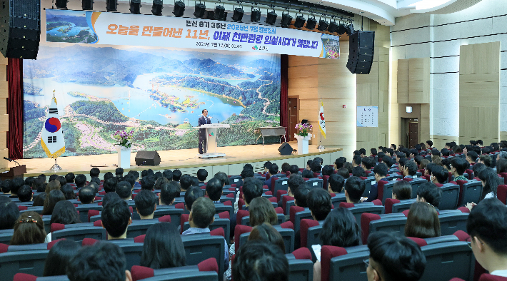 심민 임실군수는 1일 민선 8기 3주년을 맞아 열린 전직원 청원조회에서 천만관광 임실시대를 다짐했다. 임실군 제공