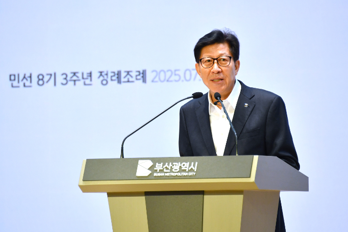 박형준 부산시장이 1일 민선 8기 출범 1주년을 맞아 열린 정례조례에서 발언하고 있다.  부산시 제공