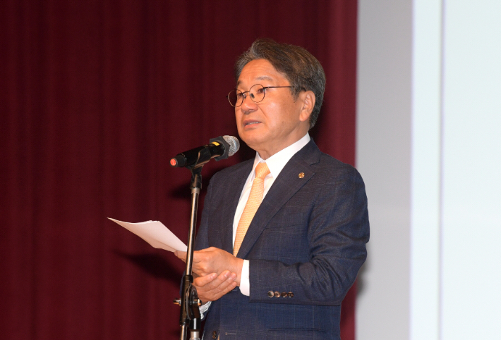 민선 8기 3주년을 맞은 강기정 광주광역시장이 1일 정례조회에서 눈시울을 붉히며 공직자들에게 감사와 사과의 뜻을 전했다. 광주시 제공