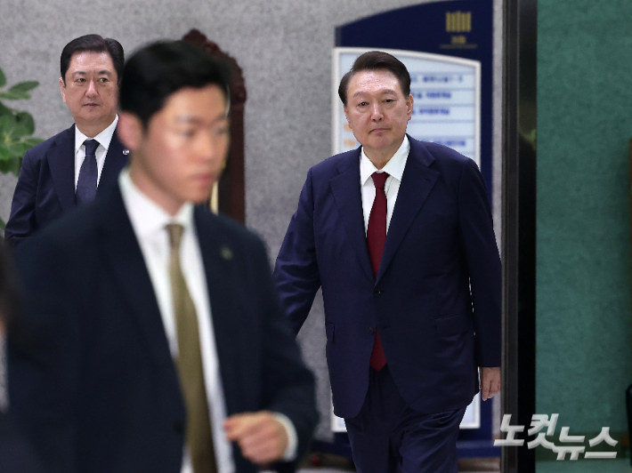 윤석열 전 대통령이 29일 새벽 서울 서초구 서울고등검찰청 청사에 마련된 내란특검 사무실에서 피의자 신분으로 조사를 마친 뒤 귀가하고 있다. 황진환 기자