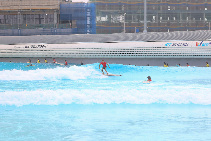 거북섬 웨이브파크에서 서퍼들이 서핑을 하고 있는 모습. 시흥시 제공