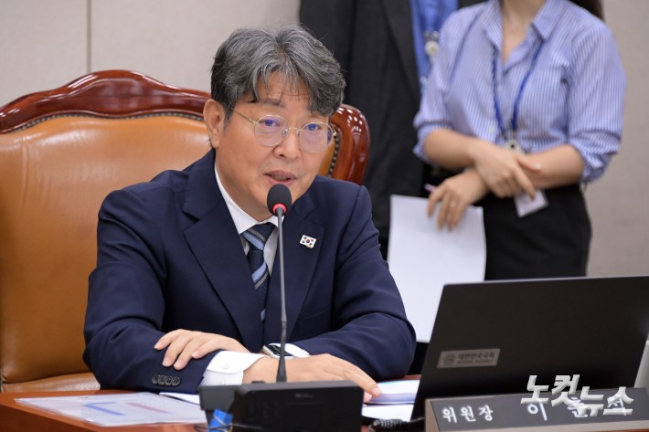 1일 서울 여의도 국회에서 열린 법제사법위원회 전체회의에서 이춘석 위원장이 발언을 하고 있다.