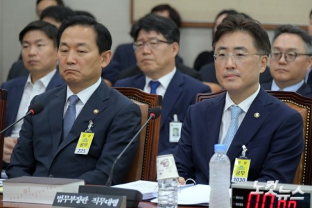 1일 서울 여의도 국회에서 열린 법제사법위원회 전체회의에 이진수 법무부장관 직무대행(오른쪽부터)과 이두희 국방부장관 직무대행이 출석해 있다.