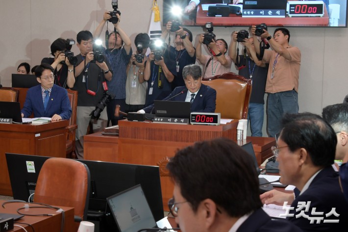 1일 서울 여의도 국회에서 열린 법제사법위원회 전체회의에서 이춘석 위원장이 의사봉을 두드리고 있다.