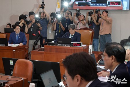 1일 서울 여의도 국회에서 열린 법제사법위원회 전체회의에서 이춘석 위원장이 의사봉을 두드리고 있다.