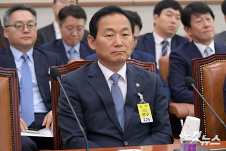 1일 서울 여의도 국회에서 열린 법제사법위원회 전체회의에 이두희 국방부장관 직무대행이 출석해 있다.