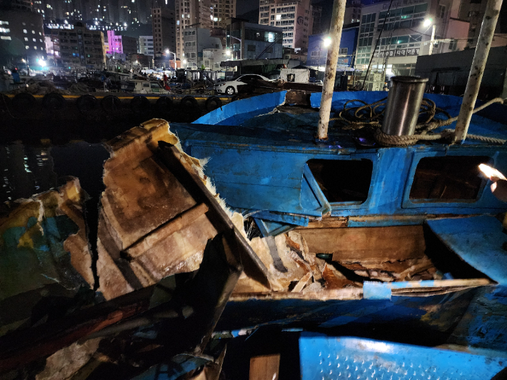 지난달 23일 부산 북형제도 인근 해역에서 발생한 선박 충돌사고로 어선이 파손된 모습. 부산해양경찰서 제공