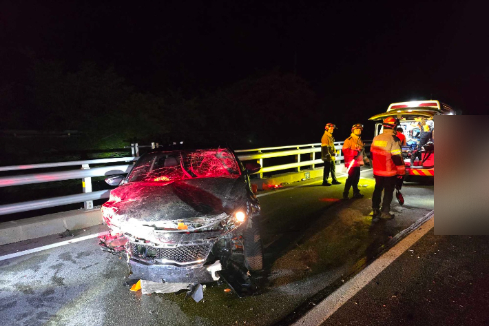 지난달 30일 오후 11시 22분쯤 강원 춘천시 서면 덕두원리 46번 국도 등선교에서 K5차량이 공사 중이던 작업자 2명을 치었다. 춘천소방서 제공