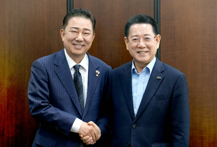 김영록 전라남도지사가 1일 서울 국회에서 김병기 더불어민주당 원내대표와 면담을 갖고 전남도 현안 해결을 위한 협조를 요청하고 있다. 전라남도 제공