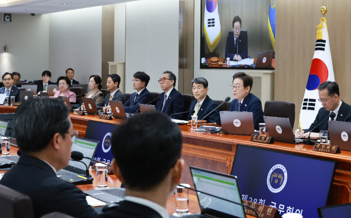이재명 대통령이 1일 서울 용산 대통령실 청사에서 국무회의를 주재하고 있다. 연합뉴스