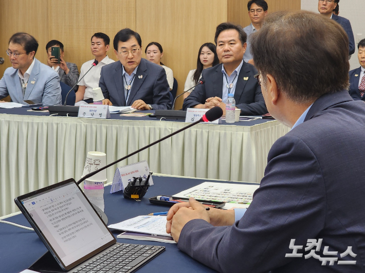 주낙영 경주시장이 우원식 국회의장에게 건의사항을 설명하고 있다. 문석준 기자