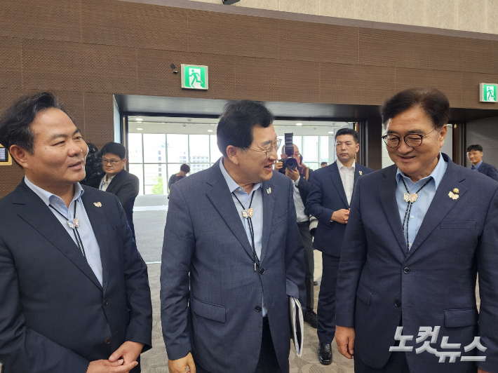 주낙영 경주시장이 우원식 의장에게 APEC 현안을 설명하며 대화를 나누고 있다. 문석준 기자
