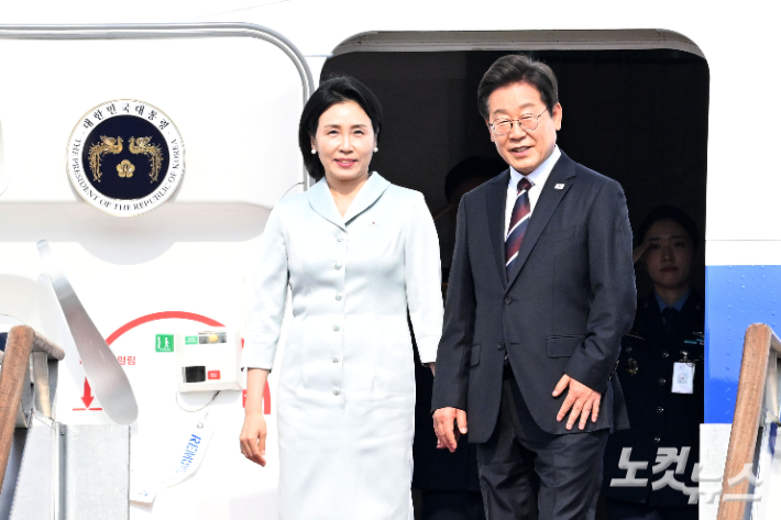이재명 대통령과 부인 김혜경 여사가 캐나다에서 열리는 주요7개국(G7) 정상회의 참석을 위해 지난 6월 16일 오후 경기도 성남 서울공항을 통해 출국하고 있다. 류영주 기자