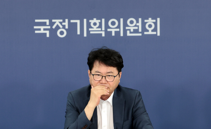 질문 경청하는 이한주 국정기획위원장. 연합뉴스