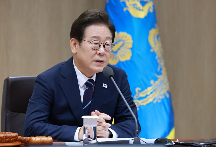 李 '경기도 예산유용' 재판도 연기…法 "국정운영 계속성 위해"