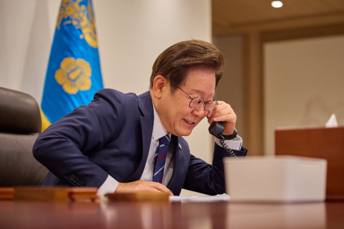 이재명 대통령이 1일 서울 용산 대통령실 청사 집무실에서 크리스토퍼 럭슨 뉴질랜드 총리와 전화 통화를 하고 있다. 대통령실 제공