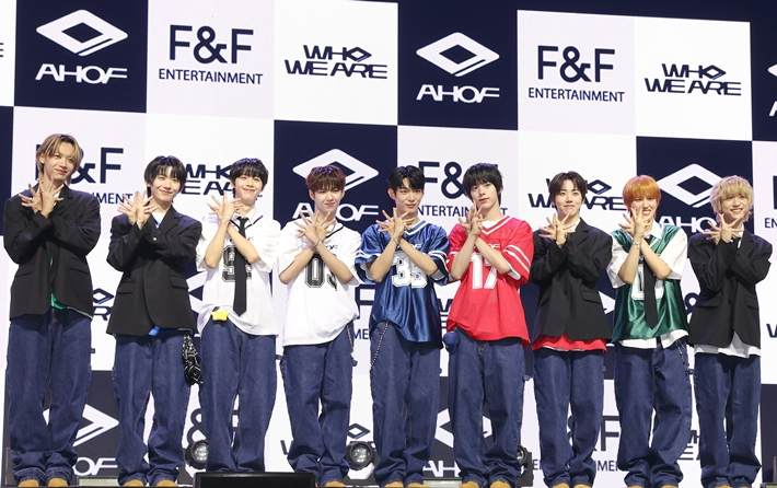 '멤버 9명 국적 6개' 아홉 데뷔…"음원차트 1위 하면 신기할 듯"[현장EN:]