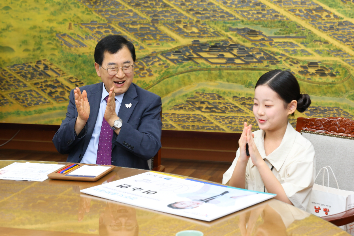주낙영 경주시장이 가수 이수연 양에게 홍보대사 위촉장을 수여한 뒤 기념촬영을 하고 있다. 경주시 제공