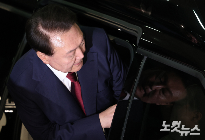 윤석열 전 대통령이 29일 새벽 서울 서초구 서울고등검찰청 청사에 마련된 내란특검 사무실에서 피의자 신분으로 조사를 마친 뒤 귀가하고 있다. 황진환 기자