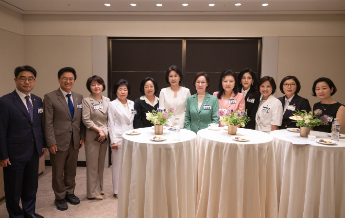 김혜경 여사가 1일 서울 중구 신라호텔에서 열린 제4회 여성기업주간 개막식 참석에 앞서 환담장에서 박창숙 한국여성경제인협회 회장,  이부진 호텔신라 사장, 국회 산업통상자원중소벤처기업위원회 더불어민주당 정진욱 의원, 국회 여성가족위원장 국민의힘 이인선 의원, 김성섭 중소벤처기업부 차관 등 참석자들과 기념촬영을 하고 있다. 대통령실 제공