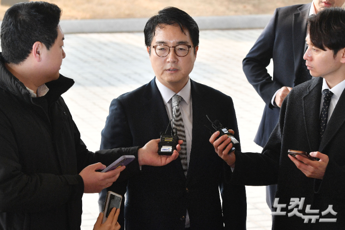 심우정 검찰총장이 10일 오전 서울 서초구 대검찰청으로 출근하며 취재진의 질문에 답변하고 있다. 심 총장은 윤석열 대통령의 구속이 취소된 것에 즉시항고하지 않은 이유에 관해 "적법 절차 원칙에 따른 것"이라고 말했다. 류영주 기자