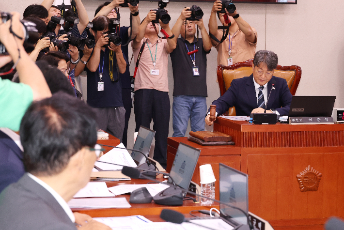 1일 국회에서 열린 법제사법위원회 전체회의에서 더불어민주당 소속 이춘석 위원장이 의사봉을 두드리고 있다. 연합뉴스