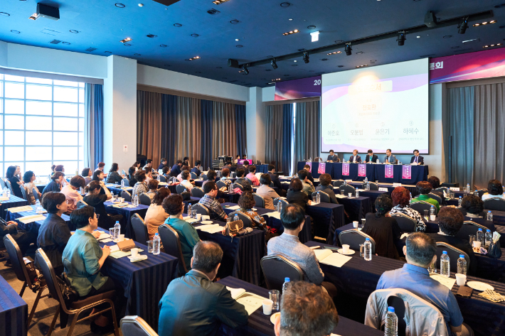 지난 1일 아스티호텔 부산에서 부산·경남 행정통합 원도심권 시도민 토론회가 개최됐다.  부산시 제공