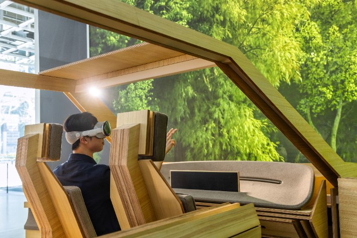 'UX 콘셉트' 구역에서 VR 기기로 차량에 적용된 UX를 체험하는 모습. 현대차 제공