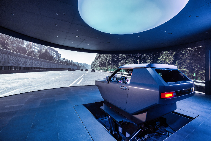 '시뮬레이션 룸'에서 실제 주행 환경을 구현해 UX 콘셉트를 검증하는 모습. 현대차 제공