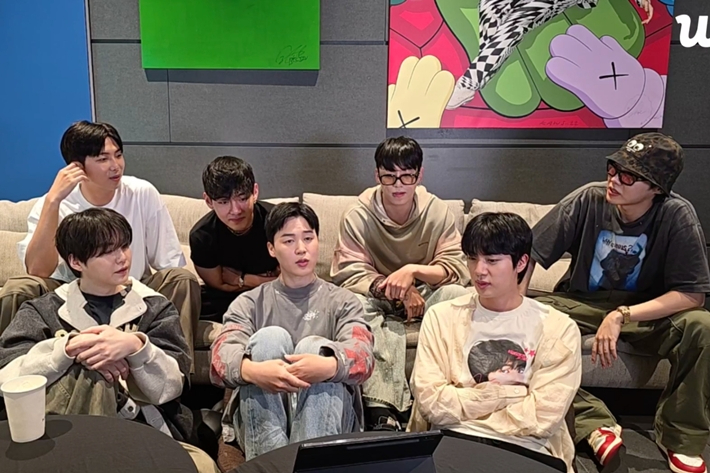 그룹 방탄소년단이 1일 밤 9시 20분쯤 위버스 라이브 방송을 진행했다. 빅히트 뮤직 제공