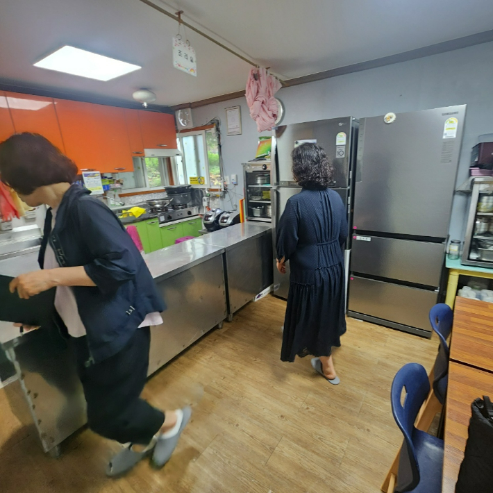 지역아동센터 조리실을 점검하고 있다. 고흥군 제공
