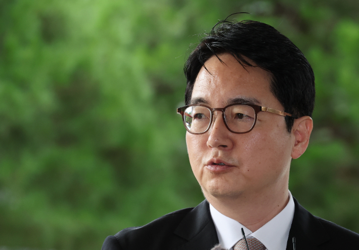 사의를 밝힌 심우정 검찰총장이 2일 오전 서울 서초구 대검찰청으로 출근하며 취재진의 질문에 답하고 있다. 연합뉴스