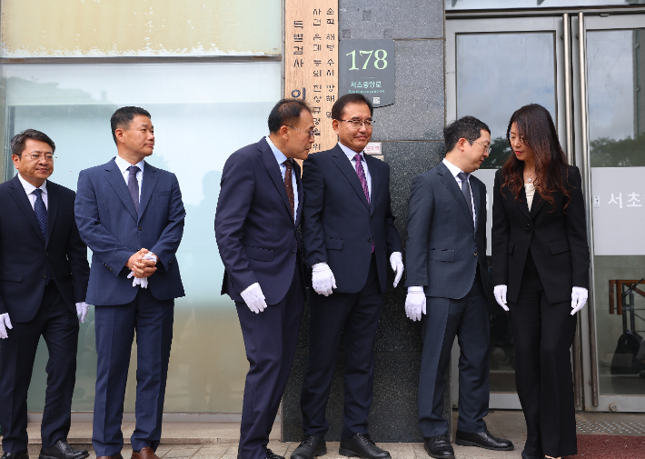 이명현 순직해병 특별검사가 2일 서울 서초구 서초한샘빌딩에 마련된 특검 사무실에서 현판식을 하고 있다. 연합뉴스